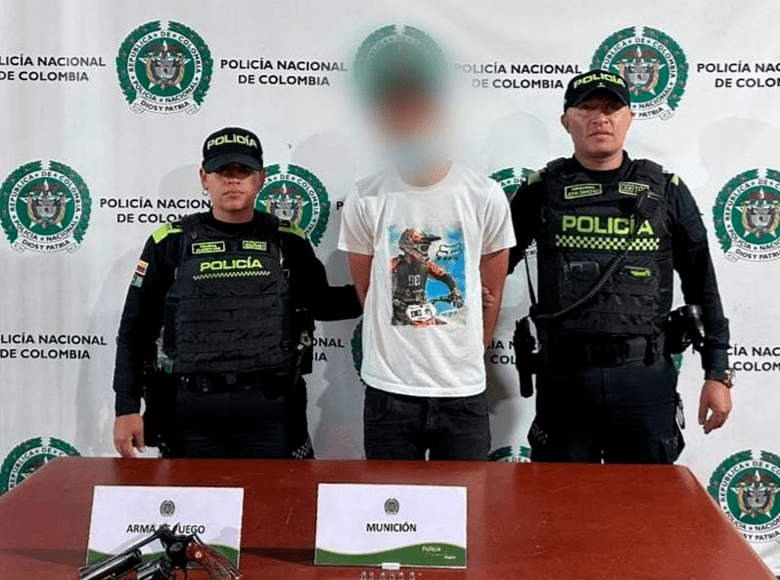 Policía detuvo a un hombre con un revólver. Los hechos se registraron en el vagón de la Avenida Jiménez, cuando los uniformados hacían registro y solicitud de antecedentes a los usuarios del sistema.