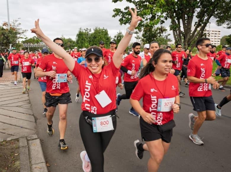 8.000 atletas llenaron de color rojo las calles de Bogotá con Run Tour Avianca.