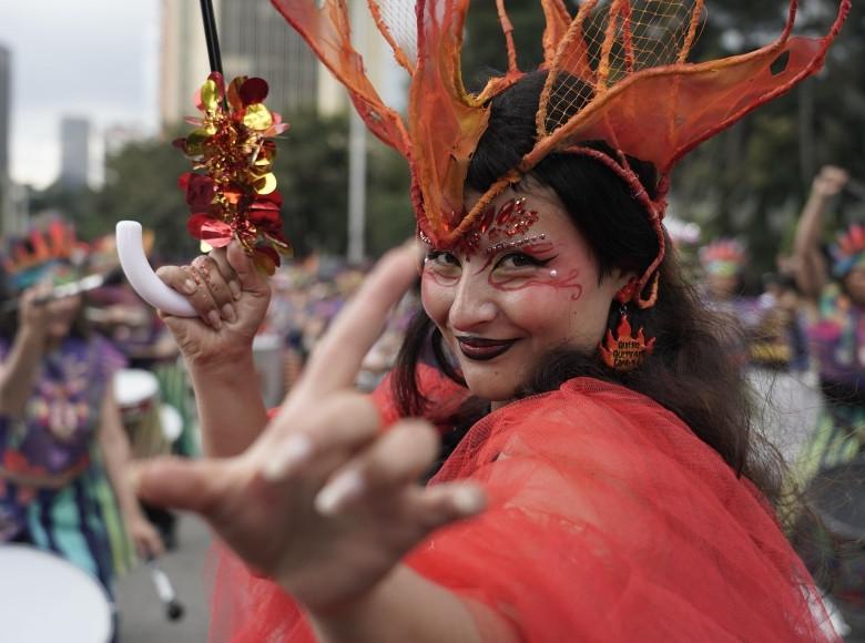 ¡El Gran Desfile del Día de Velitas por la carrera séptima arrancó con todo el color y el ritmo! Aquí más fotos 👉🏻