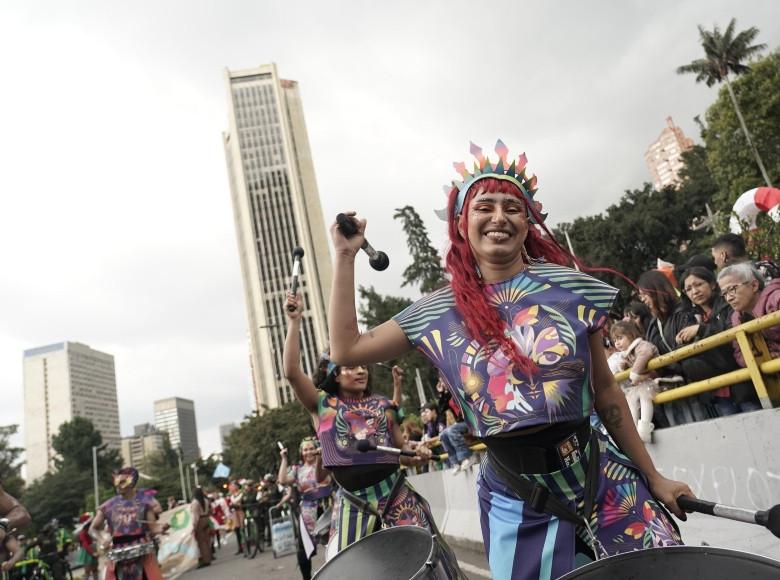 En este colorido desfile participarón colectivos y agrupaciones de las localidades de Barrios Unidos, Bosa, Chapinero, Ciudad Bolívar, Engativá, entre otras localidades.