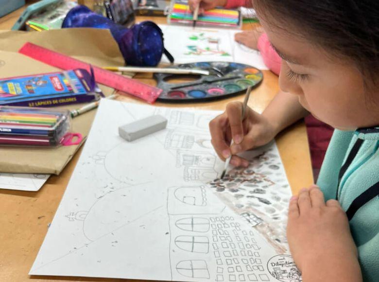 La Casa Siete Balcones, con su arquitectura tradicional y sus balcones coloniales, invitó a las y los participantes a mirar la ciudad desde nuevas perspectivas, conectando el pasado con su propia imaginación.