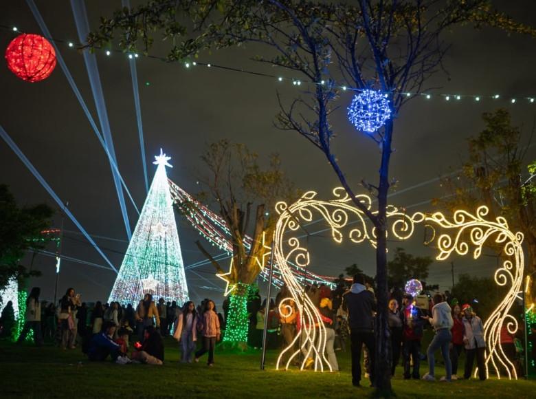 Además, entre el 13 y 23 de diciembre habrá actividades para todas las familias, que estarán acompañadas de espectáculos que reúnen tecnología, artes escénicas, música y más.