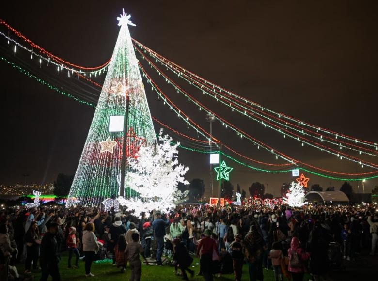 En momento central de la noche fue el conteo regresivo y el encendido del árbol de Navidad, de 56 metros de altura, equipado con 300 metros de matrices LED y más de 200.000 bombillos programables.
