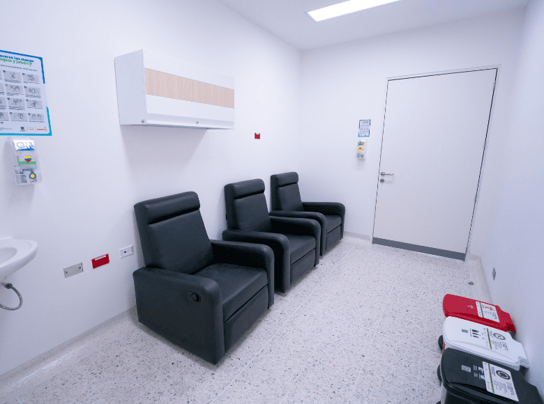 Los nuevos espacios del SER Hospital de Usme fueron diseñados bajo estándares de seguridad, comodidad y control sanitario, garantizando atención digna y entornos adecuados para pacientes y acompañantes.