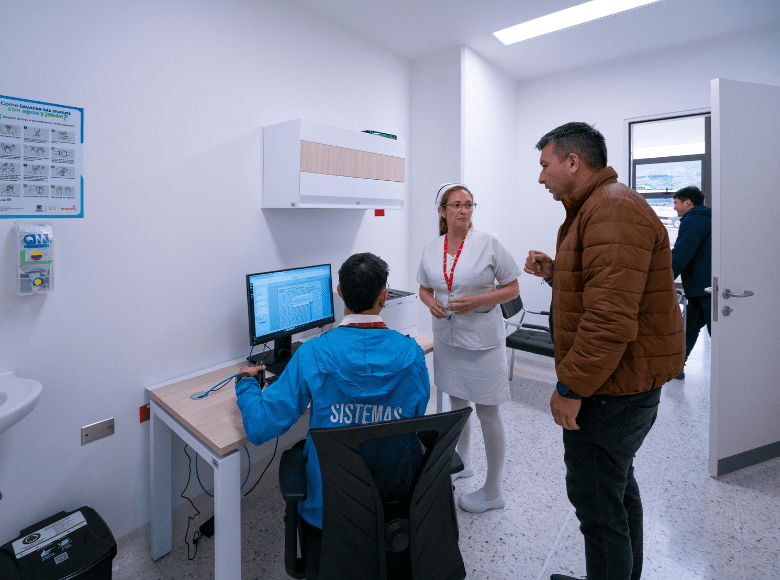 Durante la puesta en marcha del SER Hospital de Usme, el equipo asistencial y técnico verifica la correcta operación de los sistemas clínicos y la dotación médica.