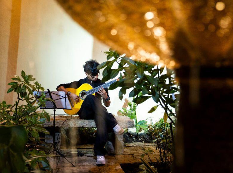 El Programa Crea de Idartes elevó el evento con un recital de música tradicional latinoamericana a cargo de la pianista Verónica Colmenares y el guitarrista Sebastián Bravo.