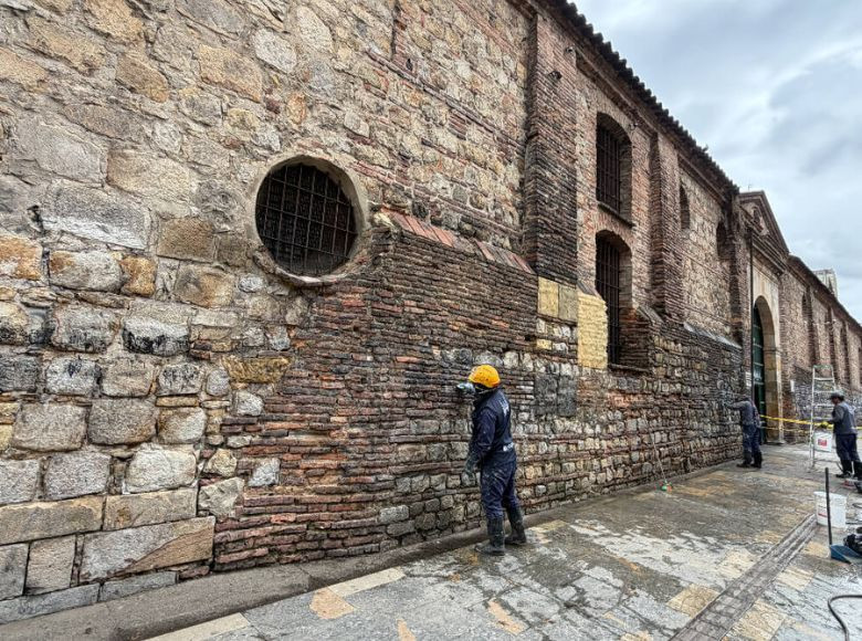 La intervención contempló procesos de desinfección de superficies, limpieza en seco, eliminación de biodeterioro, eliminación de grafitis, limpieza en húmedo de carpinterías y lavado general del material pétreo.