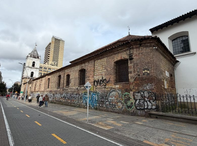Las labores adelantadas contribuyeron a mitigar distintas patologías que venían afectando las superficies del inmueble, entre ellas procesos de biodeterioro, daños químicos y afectaciones de origen antrópico.