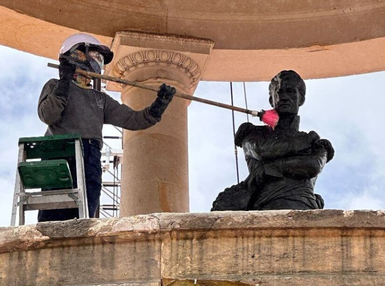La intervención también incluyó acciones de limpieza y conservación en la zona inferior del monumento.