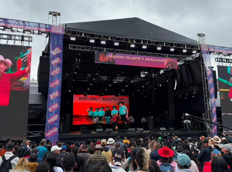 El domingo mantuvo la intensidad desde las primeras horas de la tarde. Las propuestas distritales continuaron demostrando la riqueza del talento bogotano con El Arpa en Tradición, Libardo Olarte y Araguaney, la agrupación de Luis Moreno, MusicalBooz y Lizeth Vega.