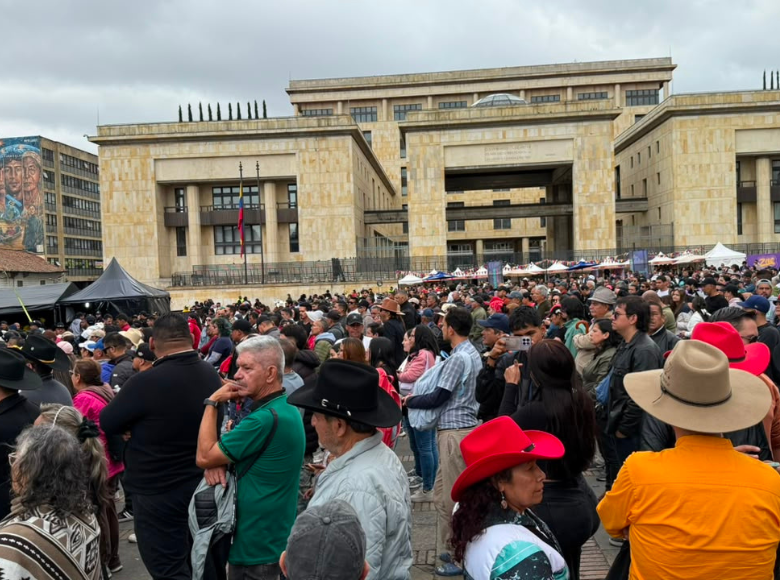  La Zona de Arte y Emprendimiento reunió iniciativas bogotanas dedicadas a la moda, la joyería, la marroquinería y las artesanías, fortaleciendo la circulación de bienes culturales y ampliando la experiencia del público.
