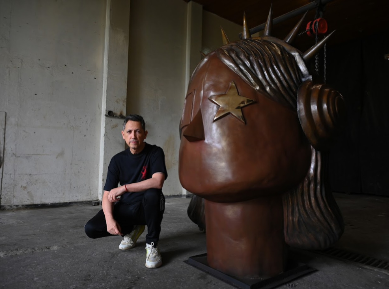 La Rockera, creación del artista bogotano Rafael Melo, conocido como Maquiamelo, representa a una mujer como figura icónica de las juventudes y de la identidad del festival.
