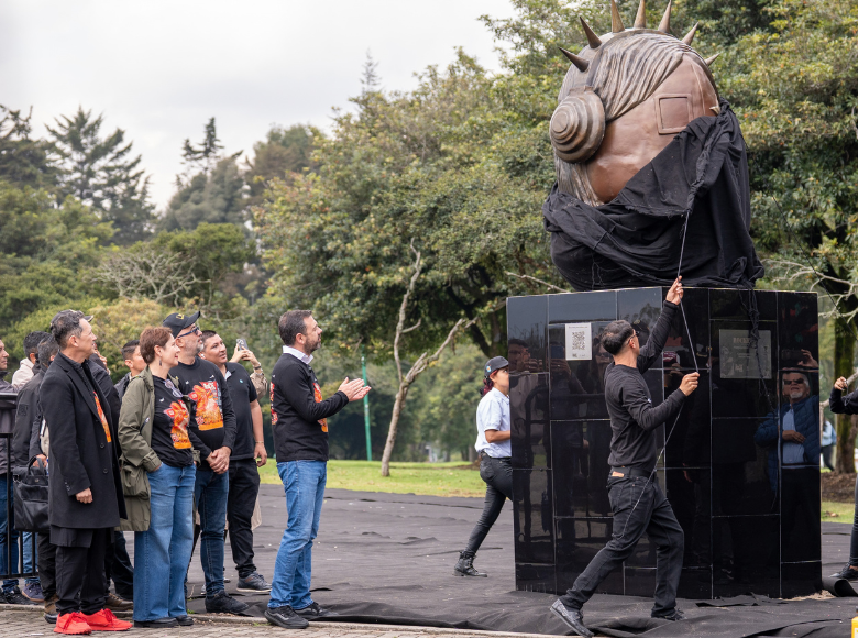 La obra incorpora también una placa conmemorativa que reúne los nombres de bandas invitadas, internacionales, nacionales y distritales, que han construido la historia del festival. Un código QR integrado al pedestal permite ampliar la interacción del público.