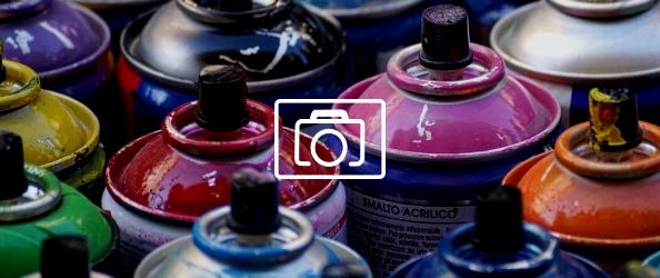 Imagen de latas de aerosol de colores 