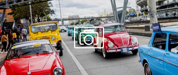 Fotos del desfile de autos clásicos por las calles de Bogotá 2025