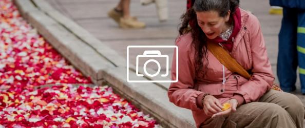 Canto del río acción que cubrió de flores el Eje Ambiental en Bogotá
