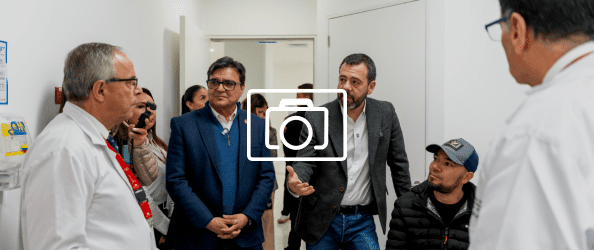 Foto del alcalde con el secretario de salud en el hospital de Usme 