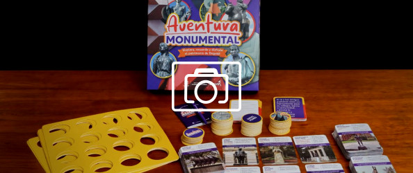 Imagen de componentes (fichas, cartas, tablero) del juego de mesa 'Aventura Monumental'