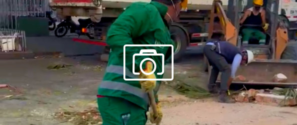 Foto que muestra una persona levantando escombros 
