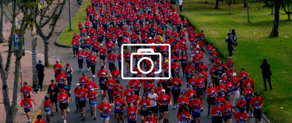 Foto que muestra gente corriendo por las calles 