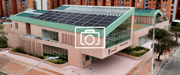 Foto que muestra un edificio de dos pisos con paredes en ladrillo 