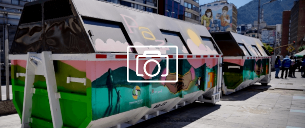 Foto que muestra dos cajas estacionarias para dejar residuos 
