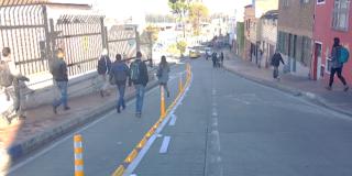 Peatones caminando sobre el nuevo andén que pasa por el Portal de Transmilenio, 20 de Julio.