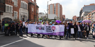 Habitantes de Bogotá marcha por la Carrera Séptima contra el feminicidio.