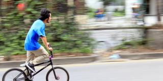 Hombre joven a borde de una bicicleta.