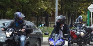 Tráfico de carros y motos en una vía bogotana.