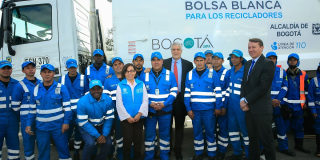 Alcalde Enrique Peñalosa con el integrantes del esquema de aseo en Bogotá