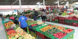 Plano general de un punto de venta de frutas y verduras en la plaza del 12 de Octubre.