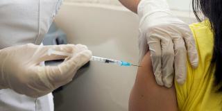 La vacunación es una de las alternativas de prevención eficaces contra el cáncer uterino.