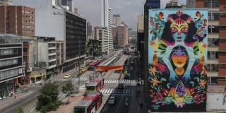 Grafitti gigante en muro de edficio con motivos precolombianos en la carrera 10 con calle 22