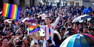 Persona del sector LGBTI participa en la marcha por el orgullo.