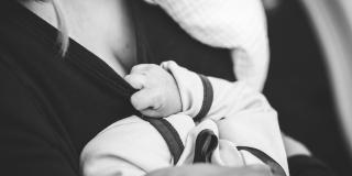 Imagen de una madre lactando a su bebé 