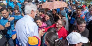 Alcalde Enrique Peñalosa acompañado por la comunidad de Ciudad Bolívar durante un recorrido