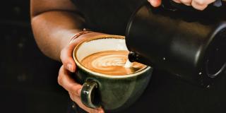 Barista - Foto: Louis Hansel - Unsplash