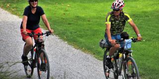Imagen de dos ciclistas haciendo uso del casco de seguridad. 