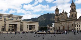 Foto general de la Plaza de Bolívar de Bogotá