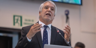 El Alcalde Enrique Peñalosa en primer plano hablando en el Concejo de Bogotá