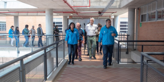 El Alcalde Enrique Peñalosa recorre con varias personas las instalaciones del Colegio que inaugura la Alcaldía 