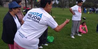 Adulto mayor jugando tejo al aire libre 