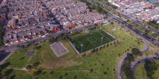 Panorámica de un parque en la localidad de Kennedy, se ve una cancha de fútbol y también varias edificios residenciales 