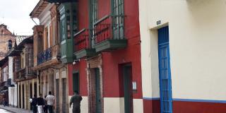 La foto de una calle patrimonial de la ciudad de Bogotá
