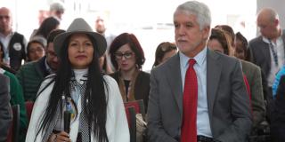 Alcalde Enrique Peñalosa y gobernadora del Cabildo Muisca de Bosa Angela Chiguasuque Neuta el día de la firma del acuerdo - Foto: Alcaldía de Bogotá.