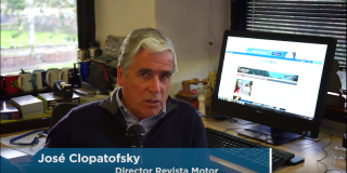 Imagen de José Clopatofsky hablando sobre los nuevos buses de TransMilenio