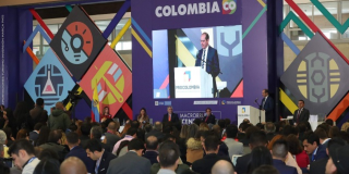 El Secretario General de la Alcaldía de Bogotá, habla frente a un público en la rueda de prensa del Bicentenario