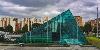 Plano general de la fachada del parque Maloka, el triangulo azul como techo del edificio