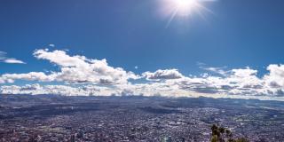 Monserrate en un día muy soleado en Bogotá 